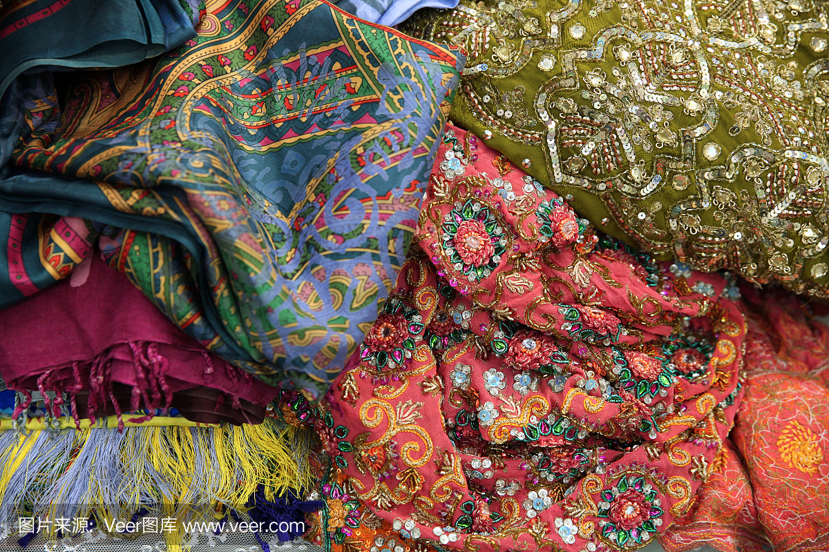 漂亮的丝织品和绣花的珠子在跳蚤市场。